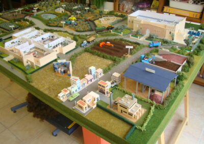 Maquette éclairée illustrant le cycle de l’olive