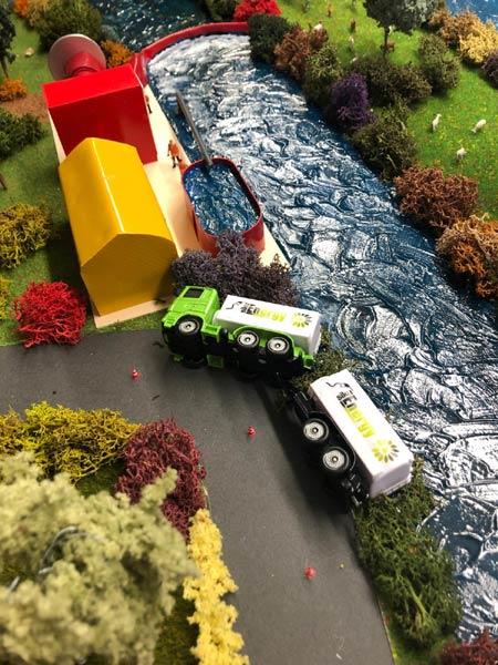 diorama avec mise en scène de camions renversés