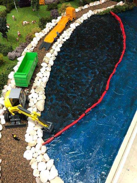 Diorama détail intervention de nettoyage sur barrage anti hydrocarbure